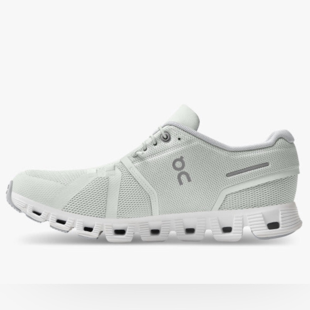 BRAND NEW Women’s White Onclouds - Cloud 5